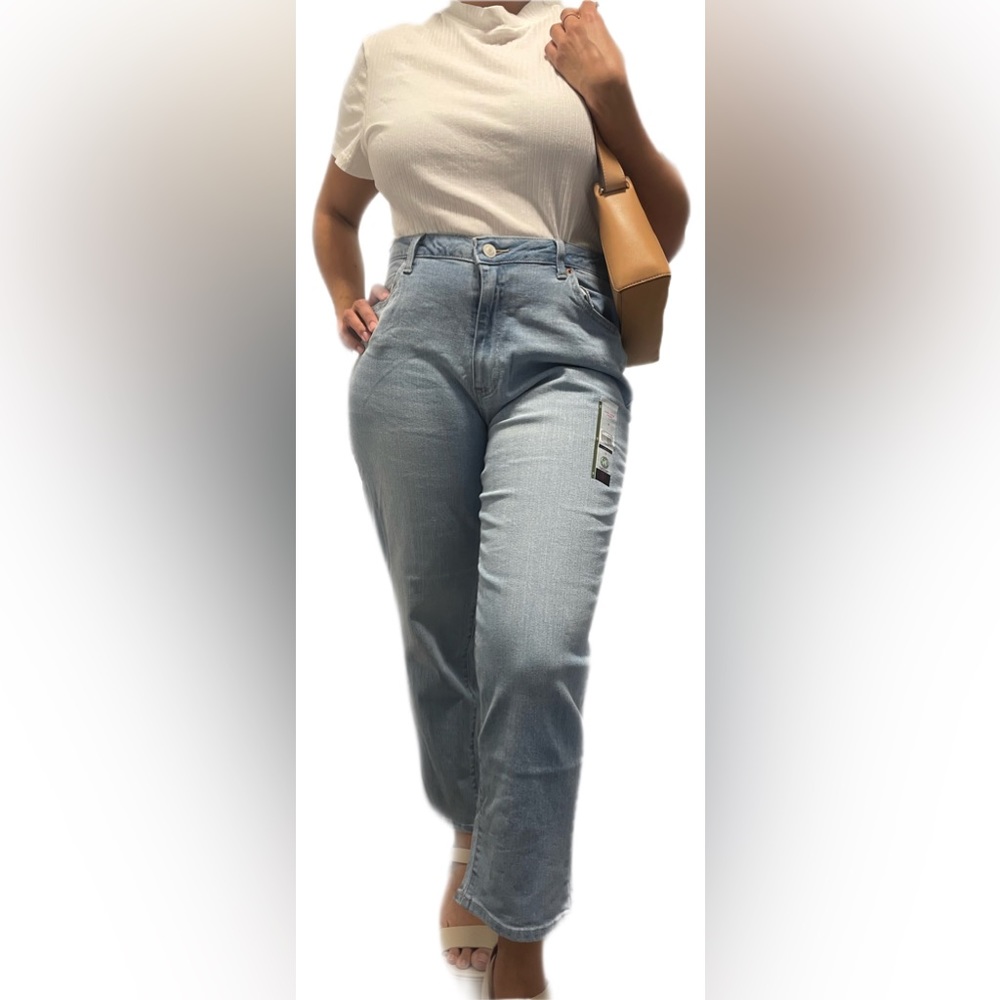NO BOUNDARIES High Rise Light-wash Mom Jeans